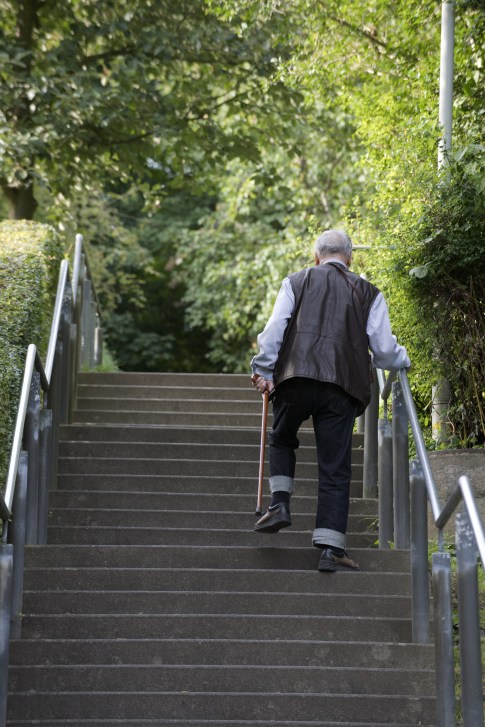 einsamer alter mann geht die Treppe hinauf