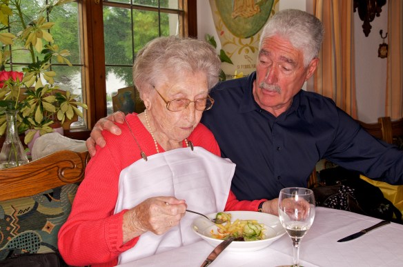 Seniorin mit Betreuerin